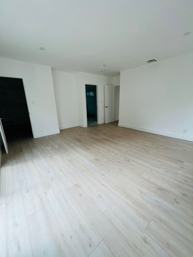 Building Photo - 482 S Hamel Rd