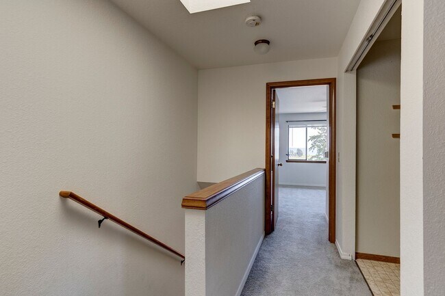 Building Photo - 3 Bedroom 2.5 Bath Waterview Townhome