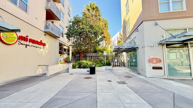Building Photo - 1BR + Den / 1BA with Private Patio + Parking!