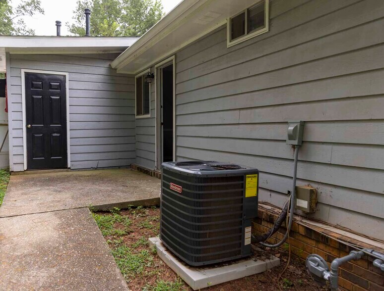 Building Photo - 4801 Valley Dale Dr SW