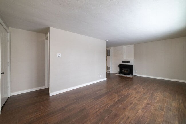 Building Photo - 172-172 NE Juniper St