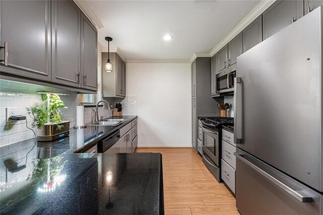 Building Photo - 5823 Duxbury St