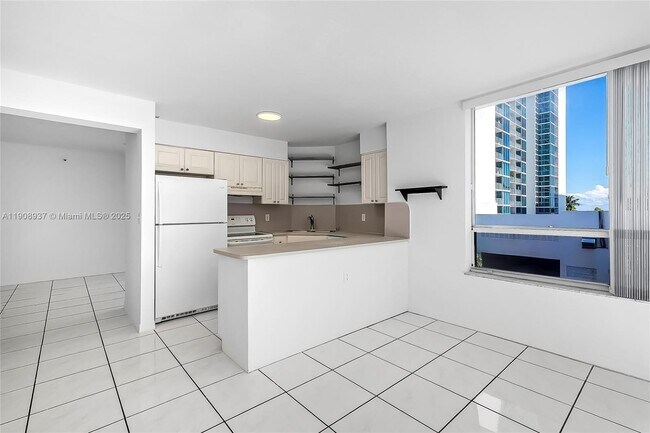 Building Photo - 2642 Collins Ave