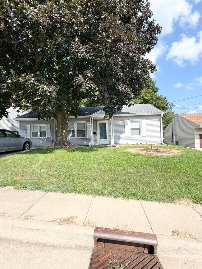 Building Photo - 609 23rd St