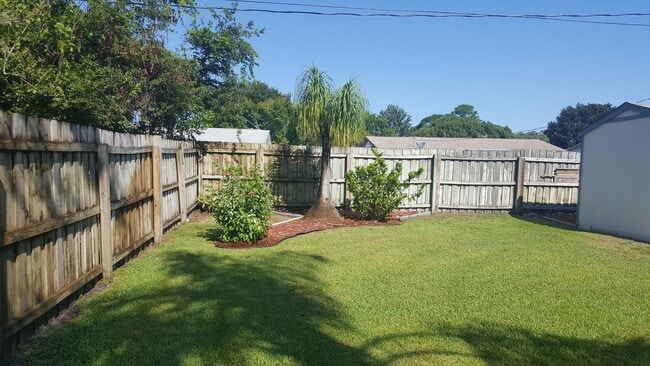 Building Photo - 3 bedroom 2 bath home with screened in pool (coming soon)