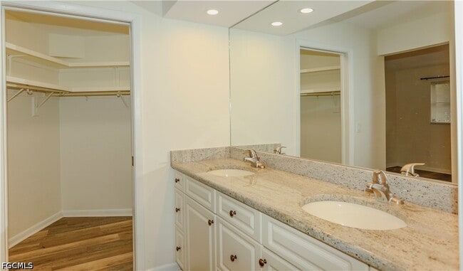 Building Photo - 5654 Eichen Cir