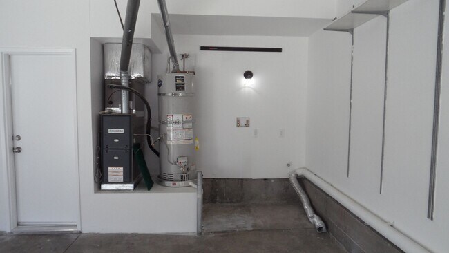 Building Photo - End-Unit 3BR 2.5BA Townhome w/ 2 Car Attached Garage