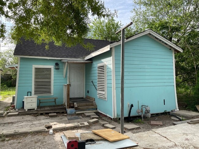 Building Photo - 2/1 immediate move-in-all bills paid