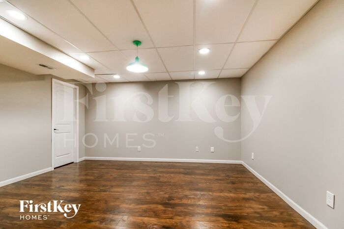 Building Photo - 215 Rolling Rock Creek Dr