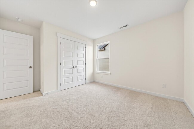 Building Photo - 404 Old Spg Ln