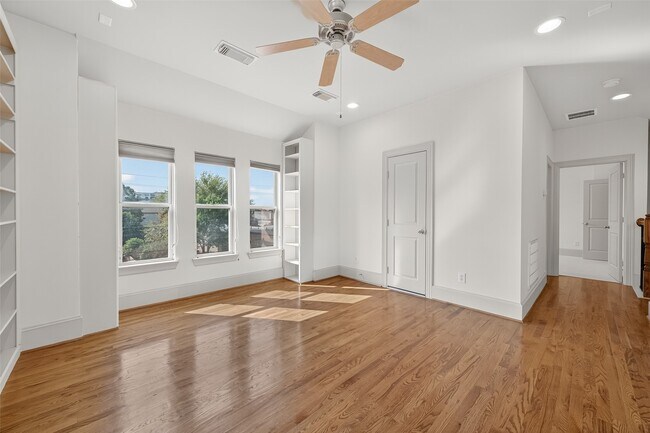 Building Photo - 931 W 23rd St