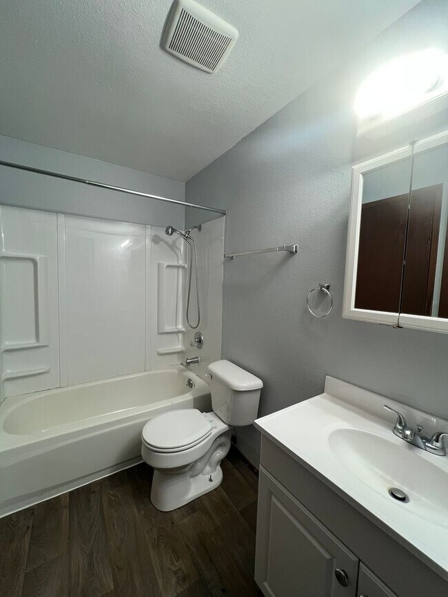 Building Photo - PENDING APPLICATIONS; New Paint & Flooring! (Water & Garbage Included)