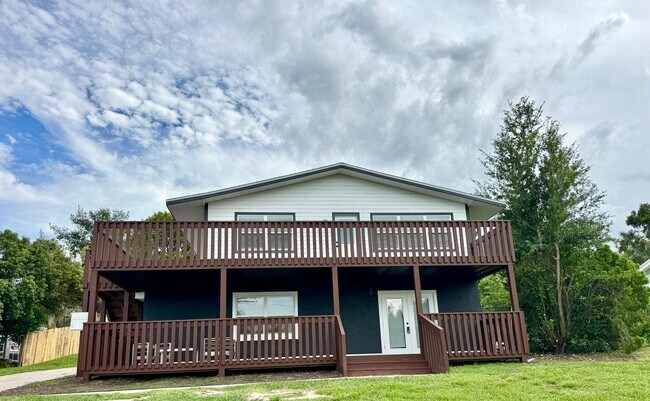 Building Photo - Downtown Clermont - Beautifully Renovated 2-Bed/1-Bath Upstairs Unit with Stunning Lake Minneola ...