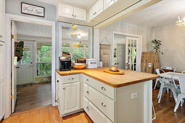 Building Photo - Live in highly desired San Marco