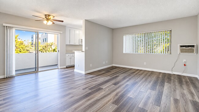 Interior Photo - 11958 Mayfield Ave