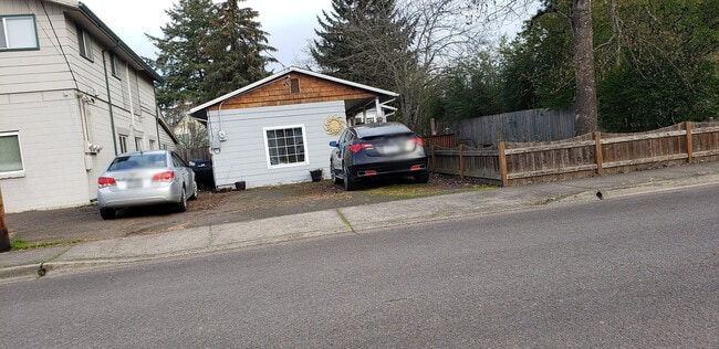 Primary Photo - 4 bed 1 bath