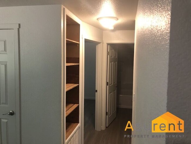 Building Photo - Fully Remodeled Duplex Available Now!