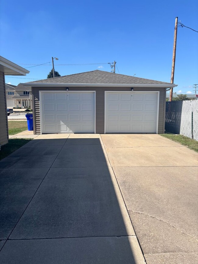 Building Photo - Cute side by side duplex