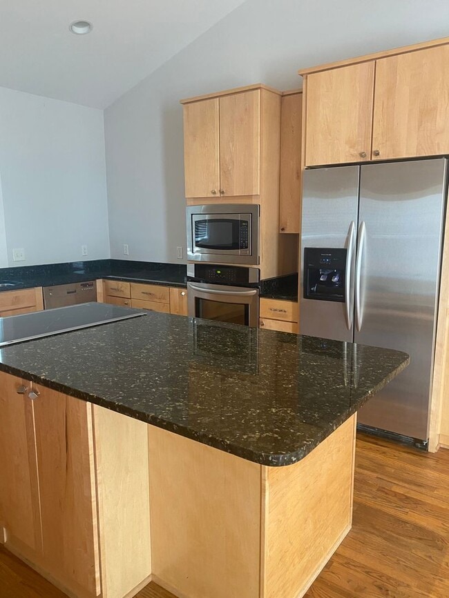 Building Photo - Vanderbilt Place - Wonderful Location 3 bedrooms/3 1/2 baths