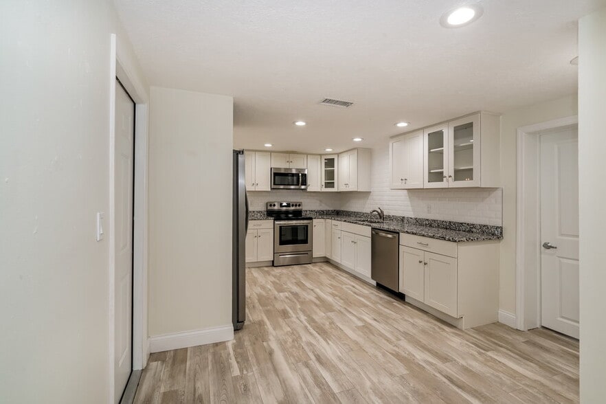 Building Photo - 4045 Grayton Dr