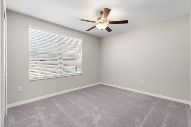 Building Photo - "Spacious 5-Bedroom Retreat in Apollo Beach - Modern Living with 2.5 Baths on White Chicory Dr!"