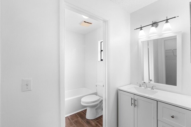 Building Photo - Beautiful Newly Renovated 2 Bedroom 2 Bath...