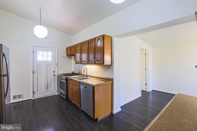 Building Photo - 2421 Lightfoot Dr