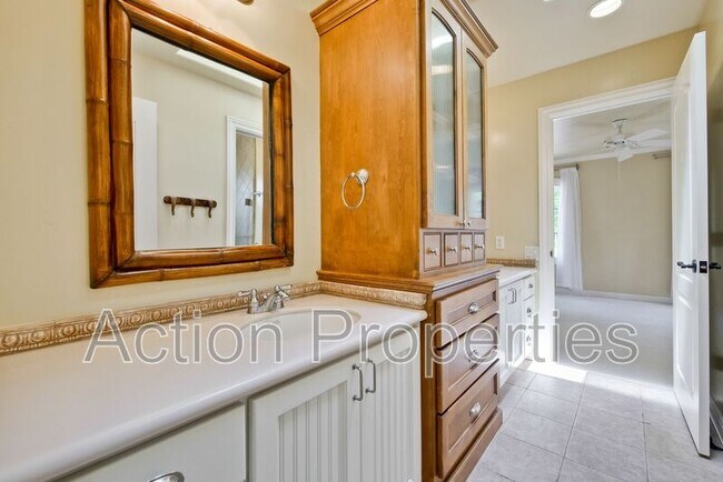 Building Photo - 450 Juanita Way