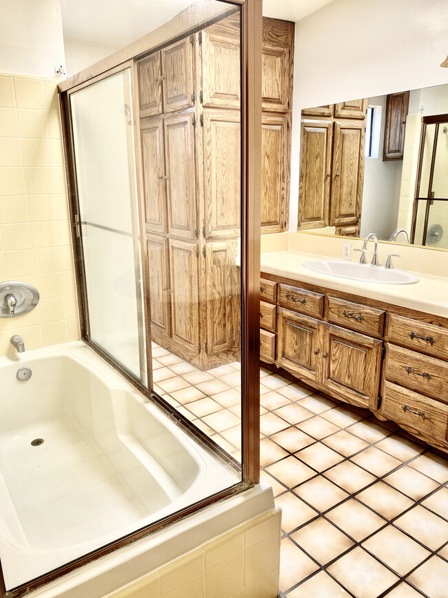 large bathroom - 1141 Shelley St