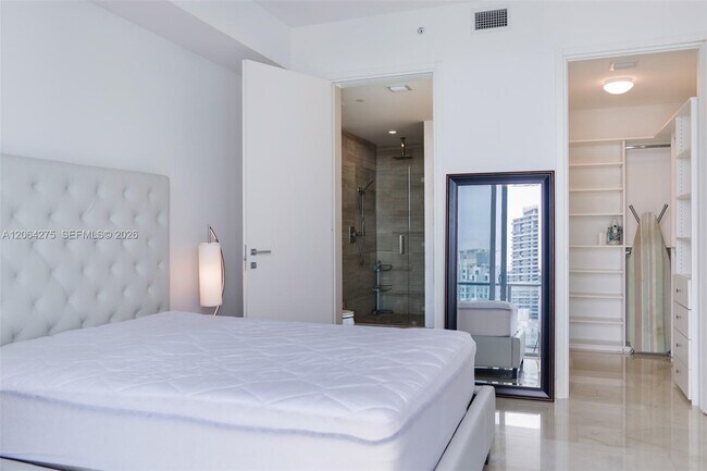 Building Photo - 1300 Brickell Bay Dr
