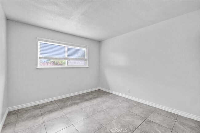 Building Photo - 9436 Ramona Ave