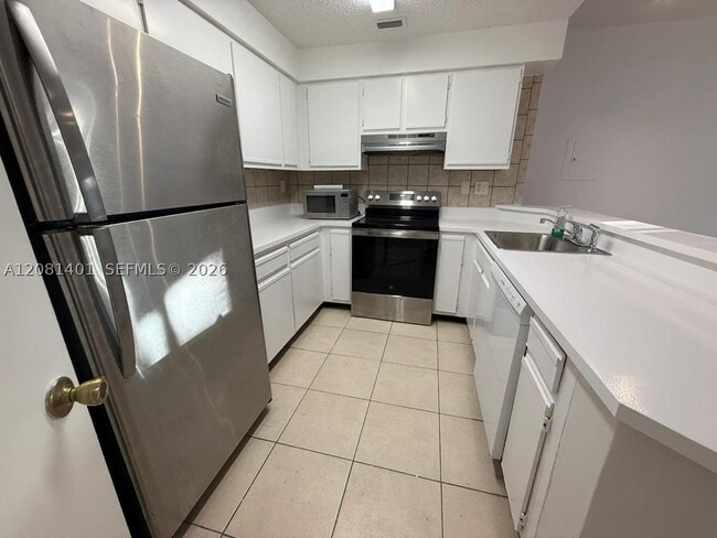 Building Photo - 2550 SW 18th Terrace