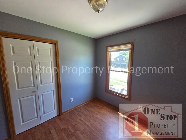 Building Photo - Charming Split Level 3 Bedroom Home in Kansas City!