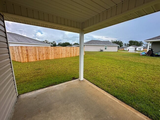 Building Photo - 4 bedroom 2 bath home in the Woodlands Subdivision in Milton, FL!