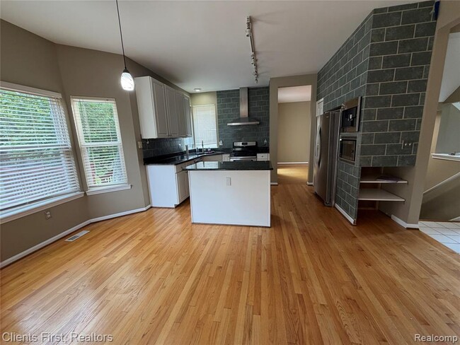 Building Photo - 35285 Pennington Dr