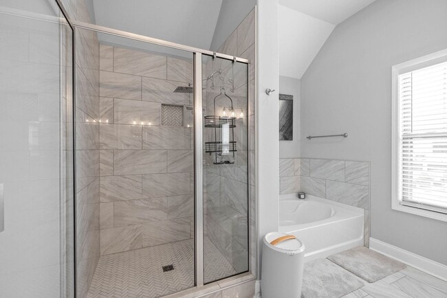 Building Photo - Modern 6-Bedroom Home with Open Layout & S...