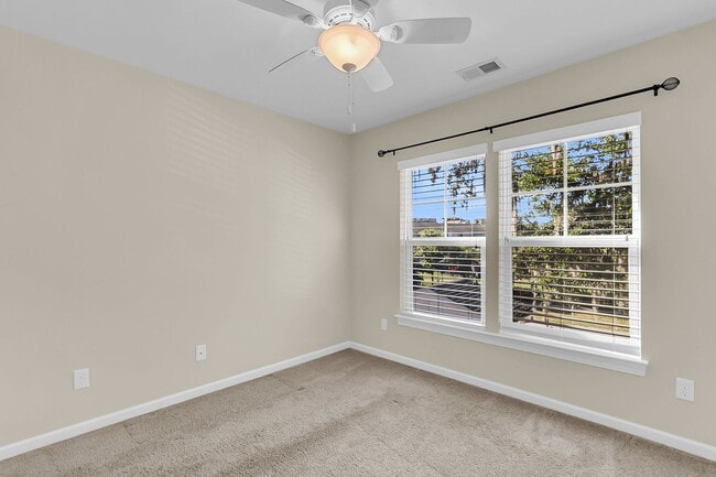 Building Photo - Stunning 3-Bed / 2.5-Bath Home in Park Cir...