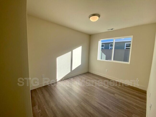 Building Photo - 939 S 25 W