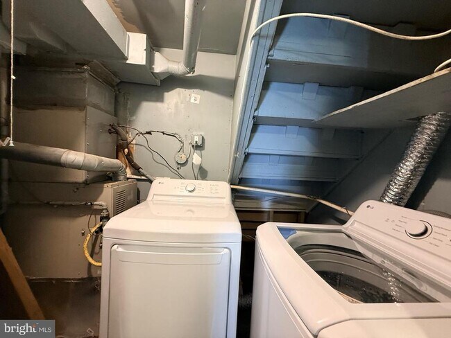 Building Photo - 2021 Kelmore Rd