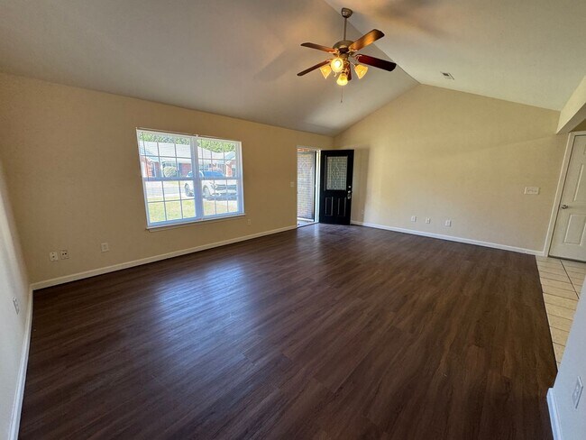 Building Photo - 110-112 Lyons Dr NW