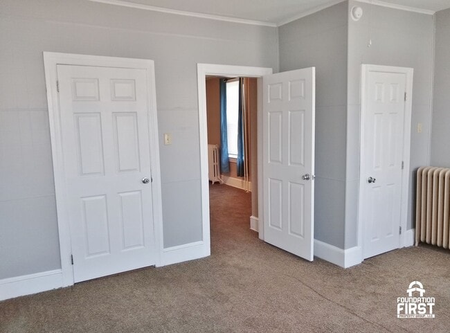 Building Photo - 5 Bed / 2 Bath Single Family Duplex