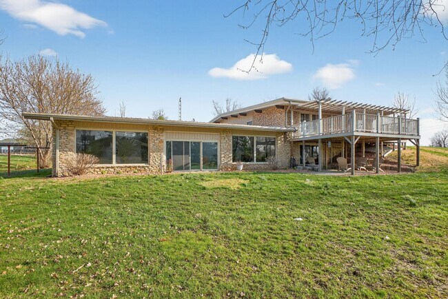 Building Photo - 5BR Retreat w/ Private Indoor Pool In Greensburg