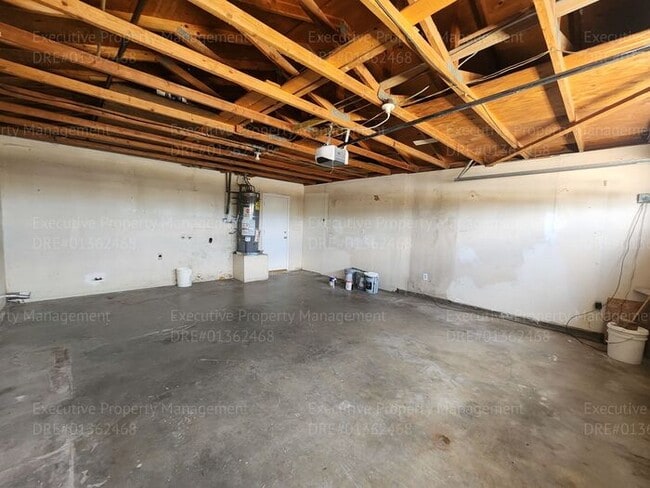 Building Photo - 4 bedroom 2 bath great location.