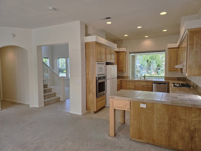 Building Photo - 397 Raven Way