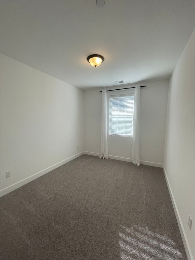 Building Photo - *PET FREINDLY* Beautiful 3-Bed 2.5 Bath Ho...