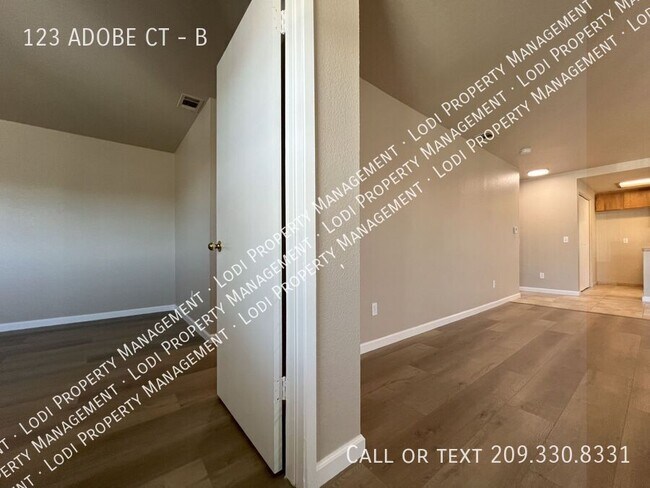 Building Photo - 123 Adobe Ct
