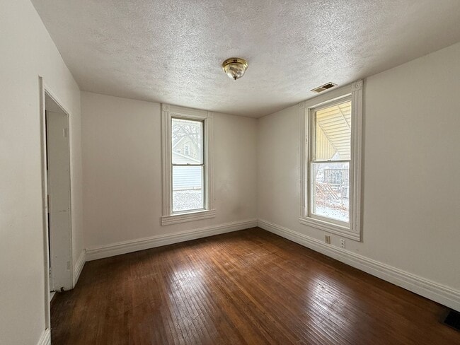 Building Photo - HOUSE...LARGE 3 Bedroom 2 Bath
