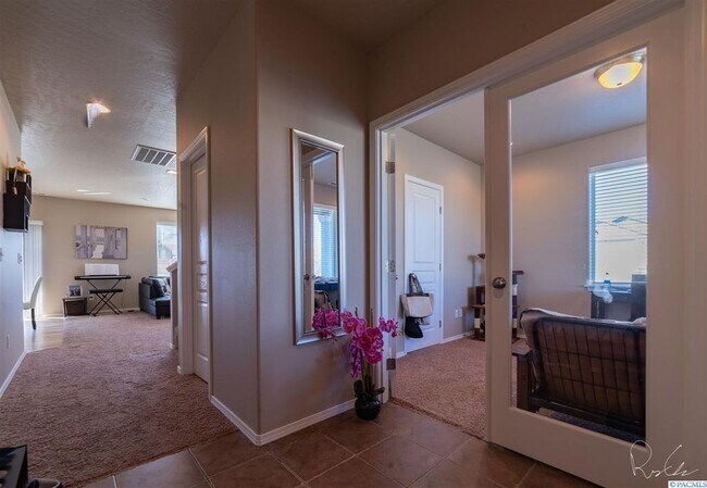 Building Photo - Great Kennewick Location