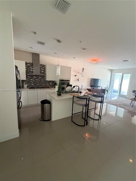 Building Photo - 10220 NW 63rd Ter