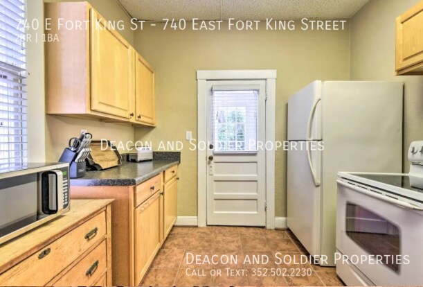 Building Photo - 740 E Fort King St
